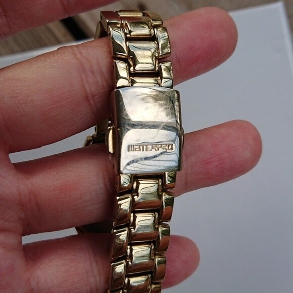 Guess Analog gold tone with rhinestones Watch - Picture 8 of 10